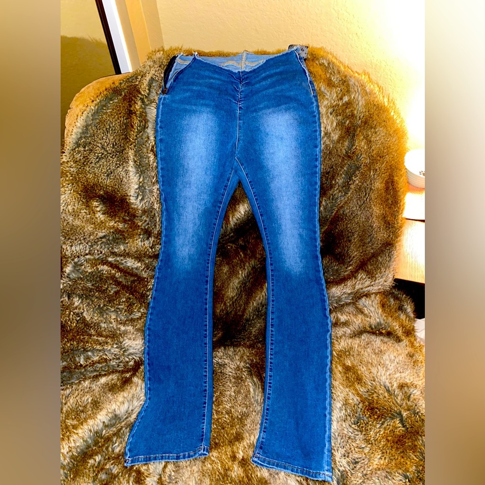 Bootleg, stretchy, side zipper, waist cinch, jeans.